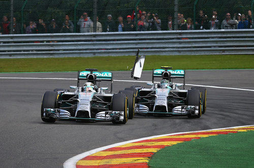 Toque de Nico Rosberg a Lewis Hamilton