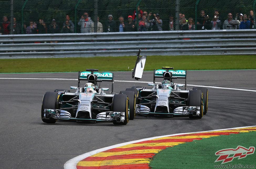 Toque de Nico Rosberg a Lewis Hamilton