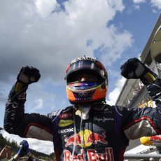 Puños en alto de Daniel Ricciardo al ganar en Spa