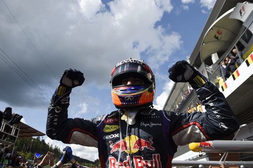 Puños en alto de Daniel Ricciardo al ganar en Spa