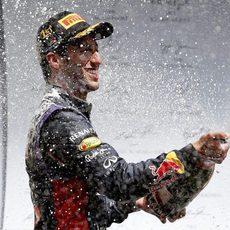 Daniel Ricciardo descorcha el champán en Spa