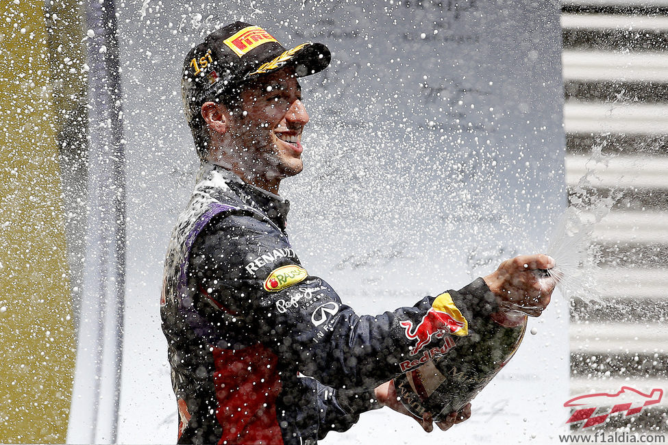 Daniel Ricciardo descorcha el champán en Spa