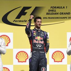 Rosberg y Bottas aplauden a Daniel Ricciardo