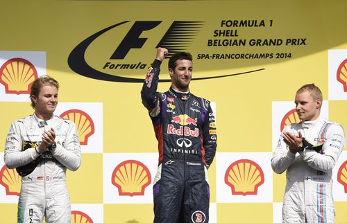 Rosberg y Bottas aplauden a Daniel Ricciardo