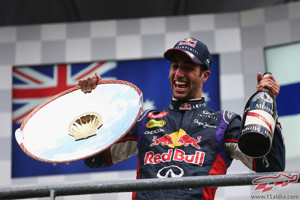 Botella y trofeo para Daniel Ricciardo