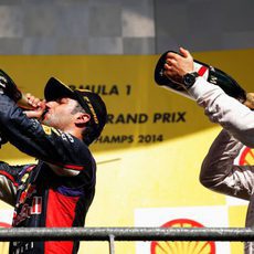 Ricciardo y Bottas beben al unísono en el podio