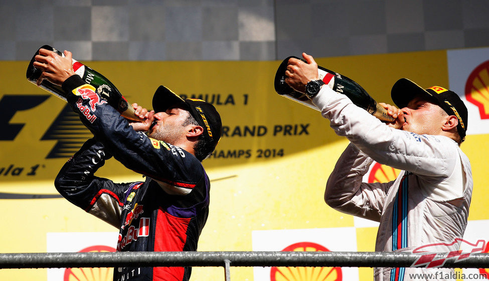 Ricciardo y Bottas beben al unísono en el podio