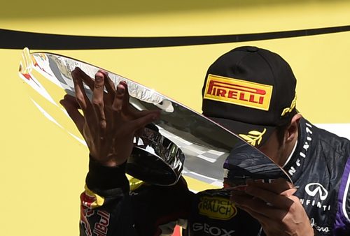 Daniel Ricciardo besa el trofeo en Bélgica