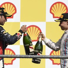 Ricciardo y Bottas brindan en el podio