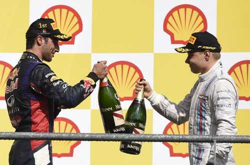 Ricciardo y Bottas brindan en el podio