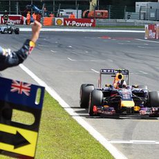 Daniel Ricciardo cruza la meta en la primera plaza