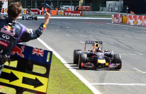 Daniel Ricciardo cruza la meta en la primera plaza