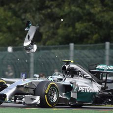 Nico Rosberg pierde un trozo del alerón delantero