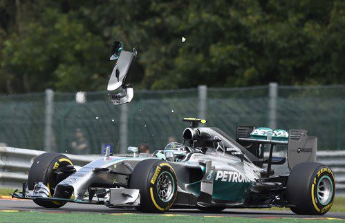 Nico Rosberg pierde un trozo del alerón delantero