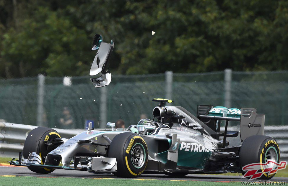 Nico Rosberg pierde un trozo del alerón delantero