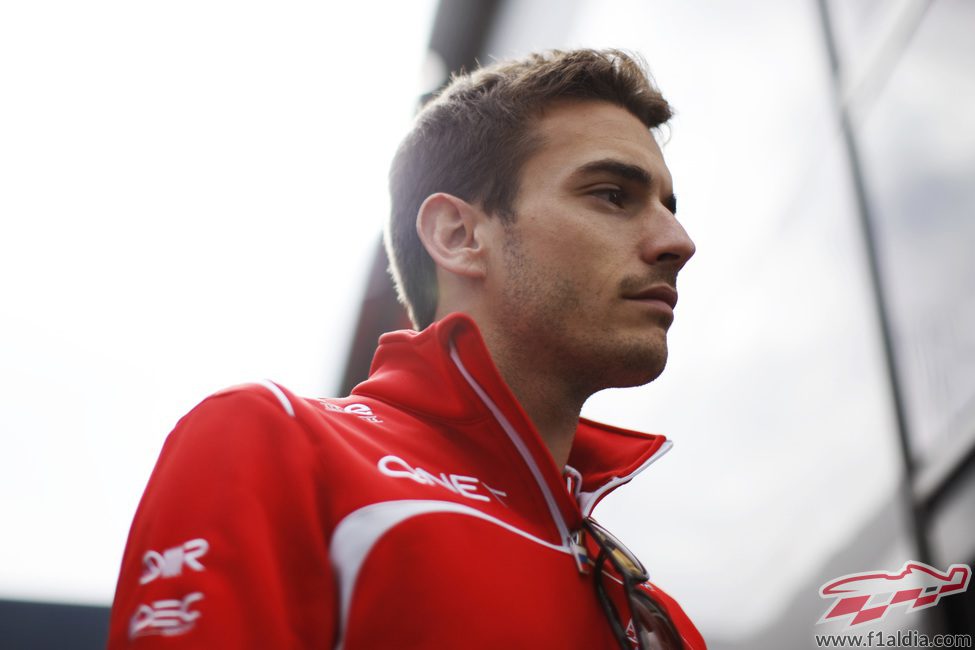 Jules Bianchi de camino al box