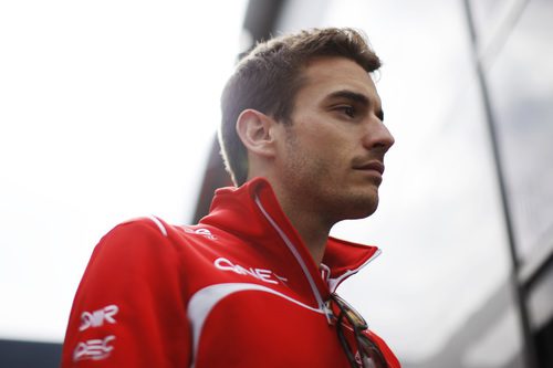 Jules Bianchi de camino al box