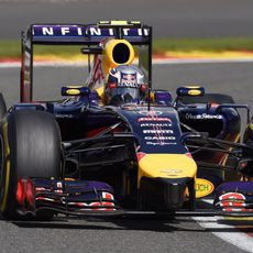 El RB10 de Daniel Ricciardo avanza en Spa