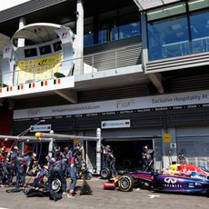 Sebastian Vettel entra en boxes para cambiar neumáticos