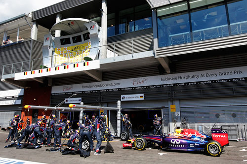 Sebastian Vettel entra en boxes para cambiar neumáticos