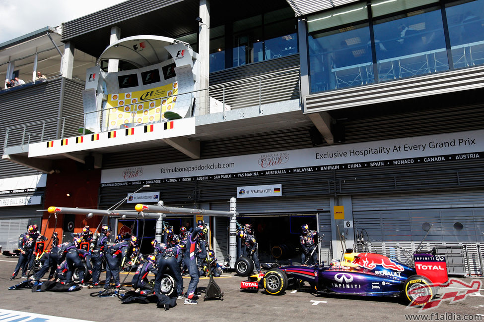 Sebastian Vettel entra en boxes para cambiar neumáticos