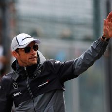 Jenson Button saluda durante el drivers' parade