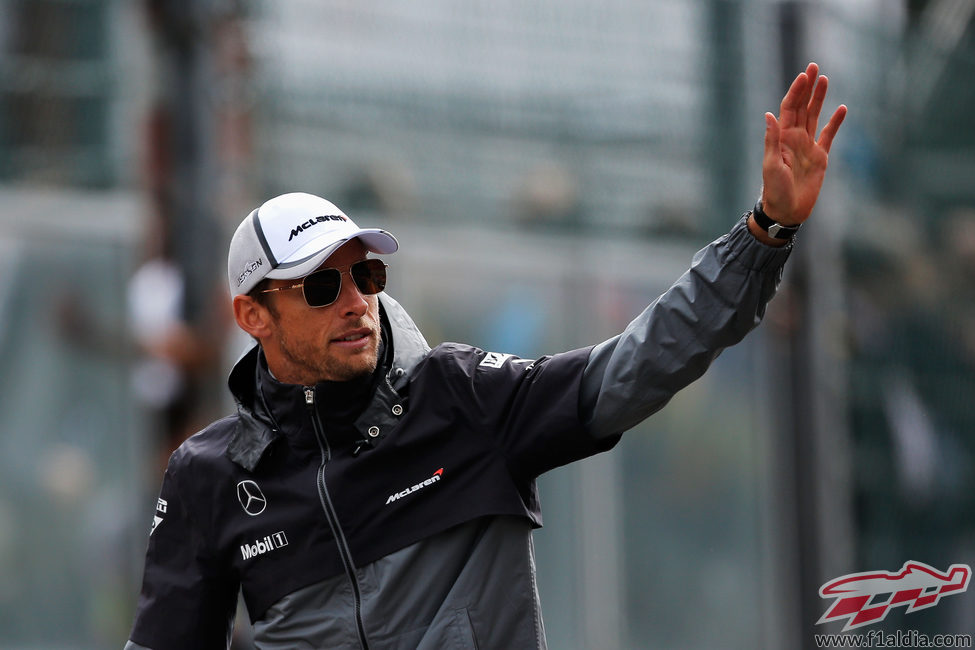 Jenson Button saluda durante el drivers' parade