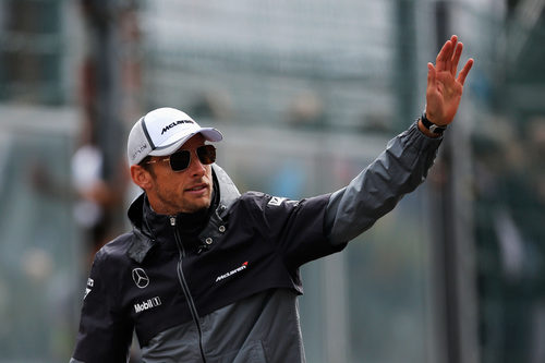 Jenson Button saluda durante el drivers' parade