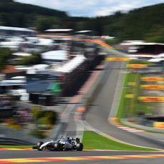 Valtteri Bottas supera la curva de Eau Rouge