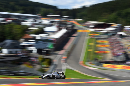 Valtteri Bottas supera la curva de Eau Rouge