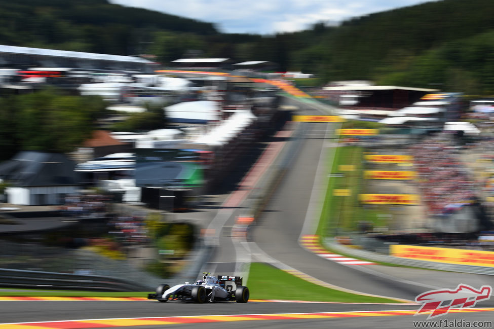 Valtteri Bottas supera la curva de Eau Rouge