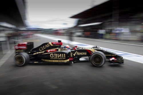 Romain Grosjean saliendo de boxes