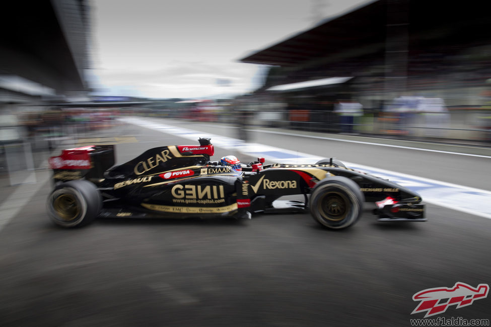 Romain Grosjean saliendo de boxes