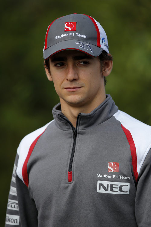 Esteban Gutiérrez contempla el aspecto de las gradas de Spa