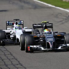 Esteban Gutierrez intenta dejar atrás a Felipe Massa