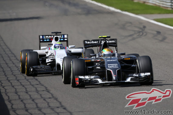 Esteban Gutierrez intenta dejar atrás a Felipe Massa