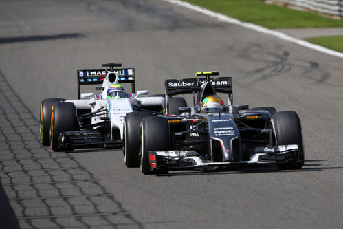 Esteban Gutierrez intenta dejar atrás a Felipe Massa