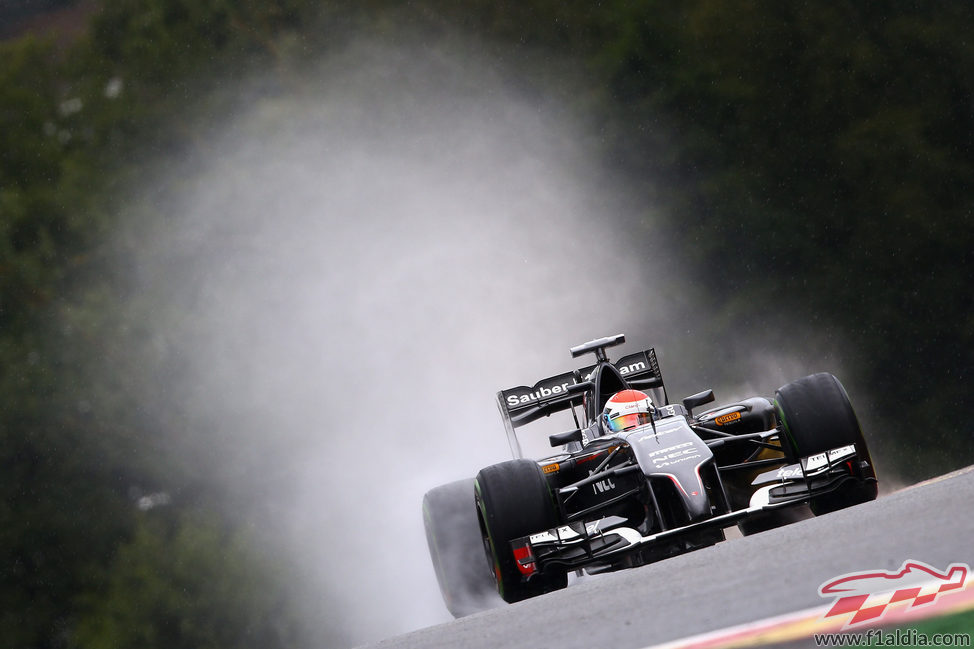 Adrian Sutil en plena vuelta bajo la lluvia de Spa