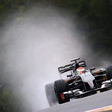 Adrian Sutil en plena vuelta bajo la lluvia de Spa