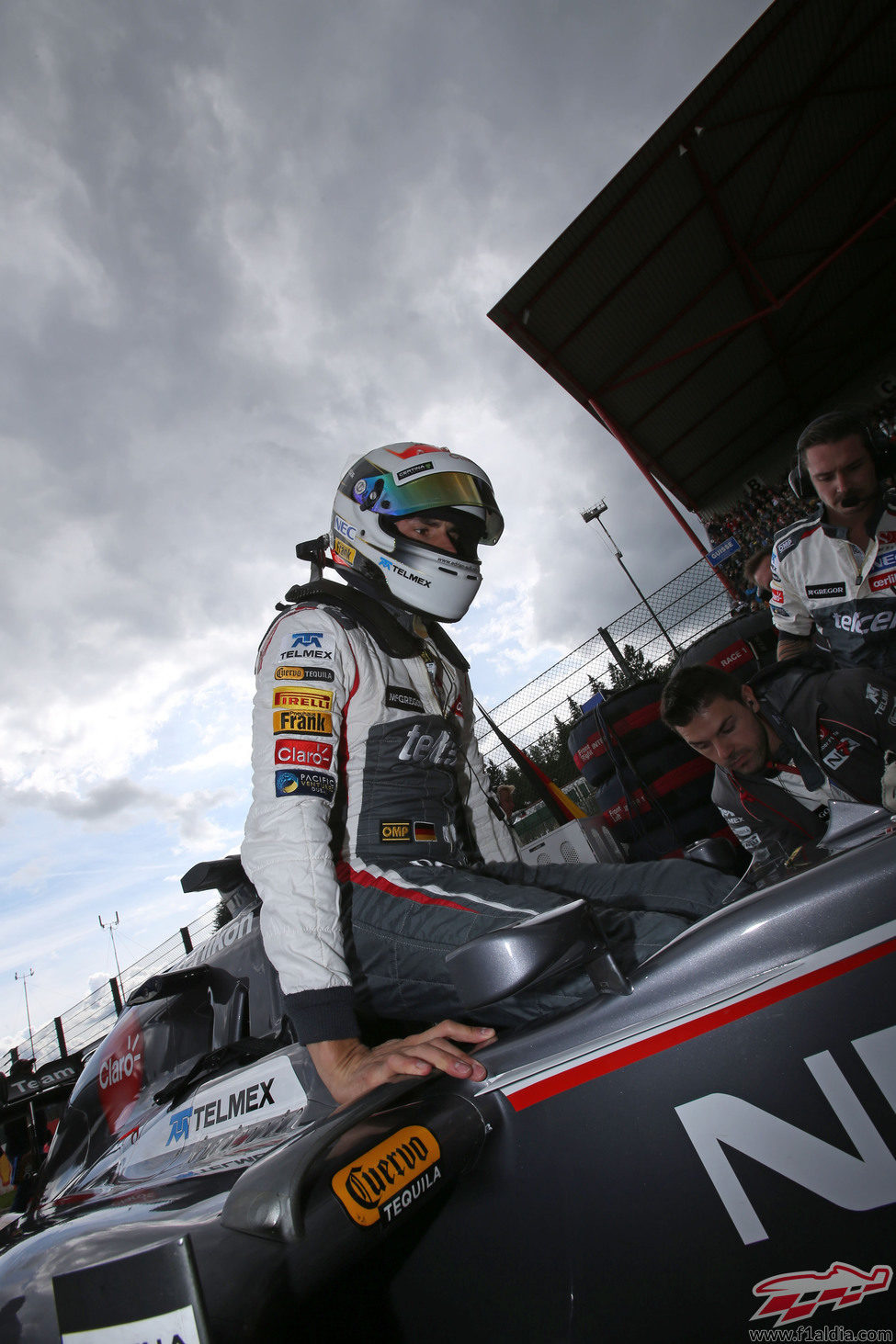 Adrian Sutil subiendo al coche en línea de meta