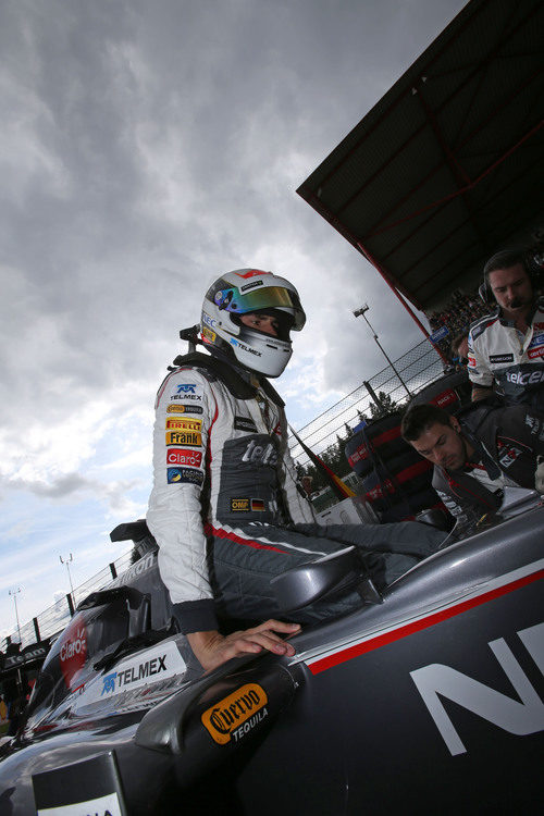 Adrian Sutil subiendo al coche en línea de meta