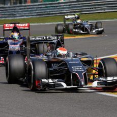 Adrian Sutil manteniendo a raya a un Toro Rosso