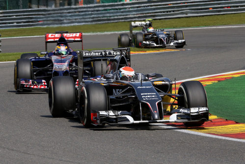 Adrian Sutil manteniendo a raya a un Toro Rosso