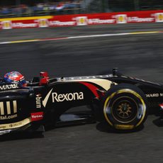 Romain Grosjean tomando la curva de Spa