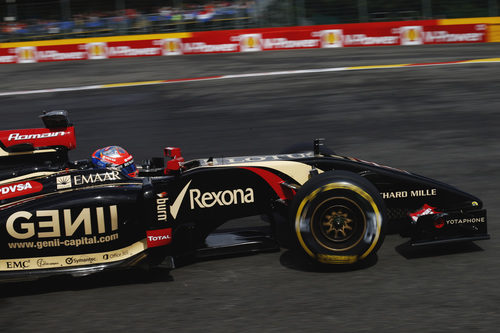 Romain Grosjean tomando la curva de Spa