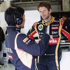 Romain Grosjean repasa la estrategia con su ingeniero