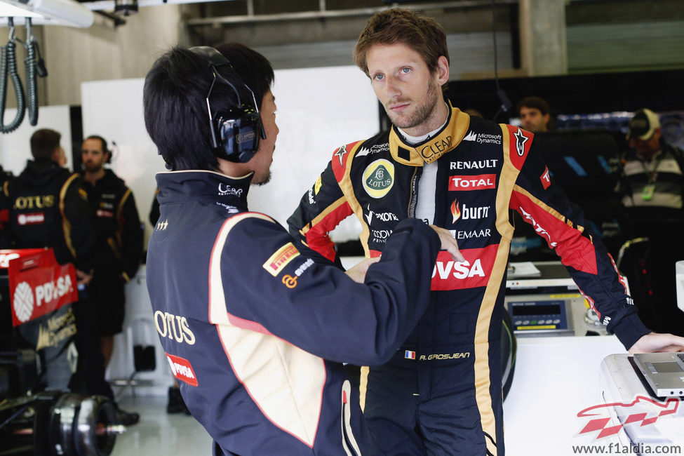 Romain Grosjean repasa la estrategia con su ingeniero