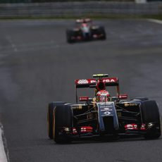 Pastor Maldonado por delante de su compañero de equipo