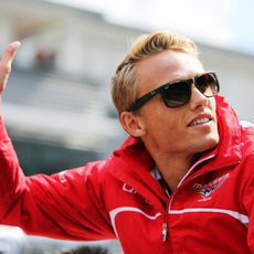 Max Chilton saluda a los aficionados en el drivers parade