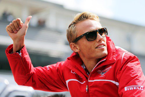 Max Chilton saluda a los aficionados en el drivers parade